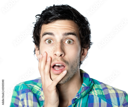 Photo: homme brun étonnement fond blanc homme brun étonnement fond blanc