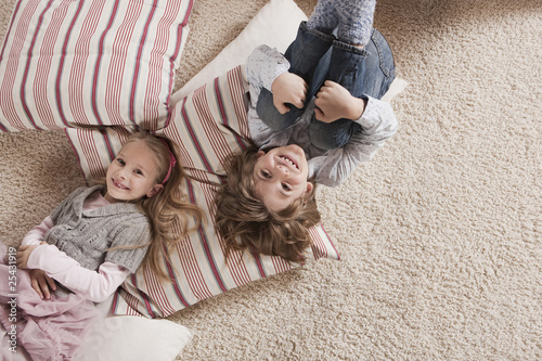 Foto: germany, cologne, boy and girl (6-7) lying on carpet, elevated view germany, cologne, boy and girl (6-7) lying on carpet, elevated view