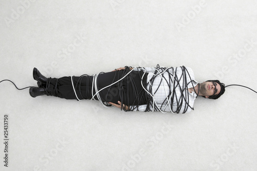 Photo: Geschäftsmann gefesselt mit Computer-Kabel Geschäftsmann gefesselt mit Computer-Kabel