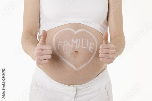 Photo: Herzform auf Bauch der schwangeren Frau mit Text gezeichnet, zeigen Daumen hoch Zeichen Herzform auf Bauch der schwangeren Frau mit Text gezeichnet, zeigen Daumen hoch Zeichen