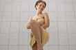 hübsche Frau im Badezimmer hübsche Frau im Badezimmer