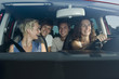 Foto: germany, bavaria, young people driving car, smiling, portrait germany, bavaria, young people driving car, smiling, portrait