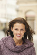 Foto: germany, bavaria, munich, woman looking at camera and smiling, portrait germany, bavaria, munich, woman looking at camera and smiling, portrait