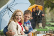 Foto: germany, bavaria, english garden, beer garden, four persons in rainy beer garden, smiling, portrait germany, bavaria, english garden, beer garden, four persons in rainy beer garden, smiling, portrait