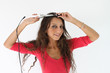 Schöne Frau macht sich Locken mit einem Lockenstab