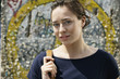 Photo: germany, berlin, young woman standing in front of wall with graffiti, portrait, close-up germany, berlin, young woman standing in front of wall with graffiti, portrait, close-up