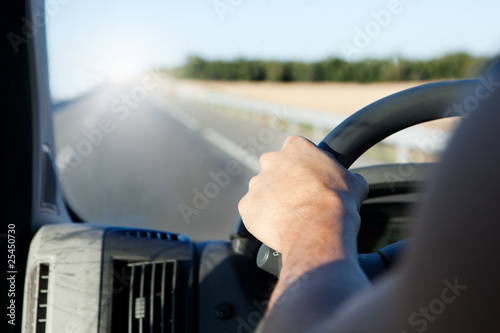 Photo: mano de conductor y carretera mano de conductor y carretera