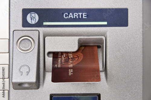 Carte bancaire dans un distributeur de billets