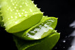 Foto: Aloe leaf with juice droplet with reflection Aloe leaf with juice droplet with reflection