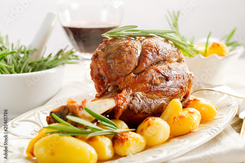 Foto: shank with potatoes - stinco con patate shank with potatoes - stinco con patate