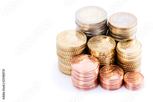 Piles de monnaies d'euros sur fond blanc Piles de monnaies d'euros sur fond blanc