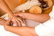 Handmassage einer Therapeutin