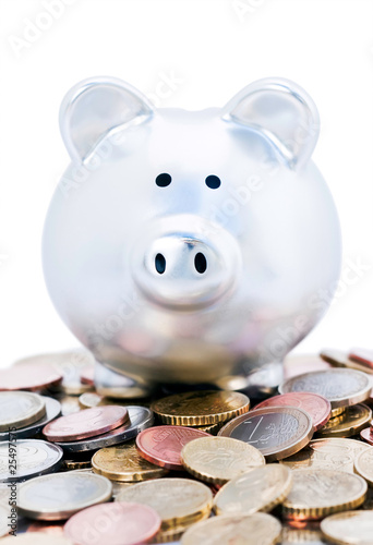 Cochon tirelire sur pile de monnaie