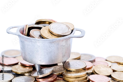 Chaudron rempli de pièces sur tas de pièces d'euro