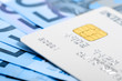 carta di credito con banconote