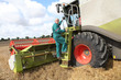 Foto: agriculteur devant moissoneuse agriculteur devant moissoneuse