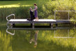 Ein verliebtes Paar auf einem Steg am See