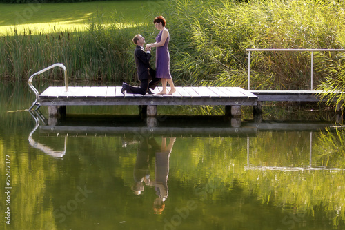 Foto: Ein verliebtes Paar auf einem Steg am See Ein verliebtes Paar auf einem Steg am See