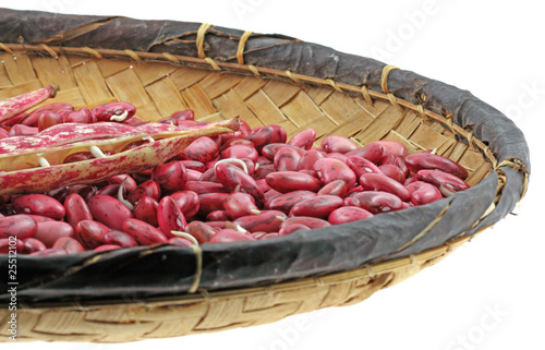 haricots grains frais dans vannerie, fond blanc haricots grains frais dans vannerie, fond blanc