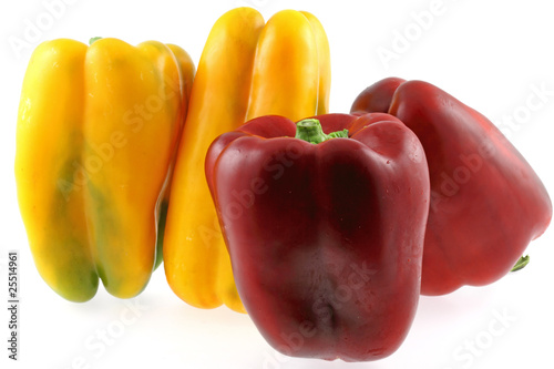 poivrons rouges et jaunes, fond blanc poivrons rouges et jaunes, fond blanc