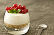 Verrines cheesecake et groseilles fraiches.