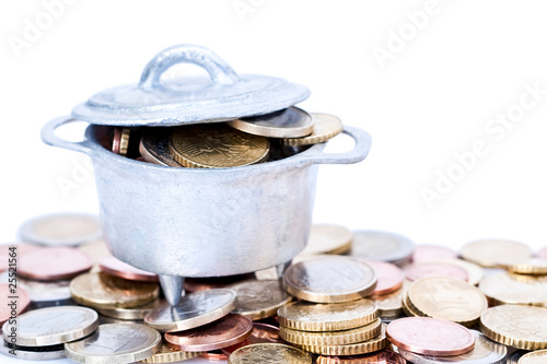 Chaudron rempli de pièces sur tas de pièces d'euro Chaudron rempli de pièces sur tas de pièces d'euro