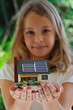 Foto: Fillette présentant une maison à énergie positive. Fillette présentant une maison à énergie positive.