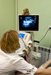 Geburtshelfer Prüfung schwangeren Bauch durch Ultraschall-Scan.