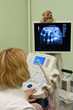 Geburtshelfer Prüfung schwangeren Bauch durch Ultraschall-Scan.