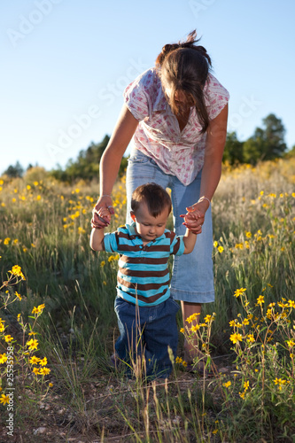 Foto: Baby boy learning to walk Baby boy learning to walk