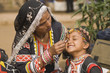 Foto: Young Rajasthani dancer gets make-up applied Young Rajasthani dancer gets make-up applied