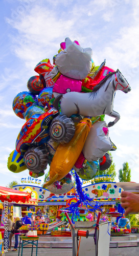 Photo: Luftballons auf dem Rummel Luftballons auf dem Rummel