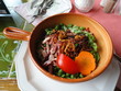 Bärlauchspätzle mit Röstzwiebeln in rustikaler Pfanne