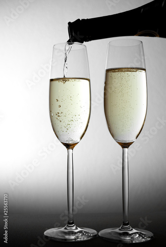 Foto: Sekt einschenken Sekt einschenken