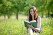 Junge Frau liest ein Buch