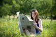 Junge Frau liest eine Zeitung