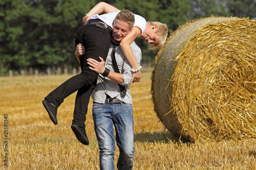 Foto: toben im Feld toben im Feld
