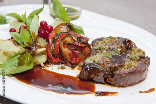 Photo: Pavé de boeuf cuisiné sauce au vin Pavé de boeuf cuisiné sauce au vin