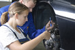 KFZ-Meister und Azubi in der Werkstatt
