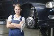 Autowerkstatt Azubi ist zufrieden und stolz