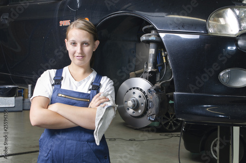 Foto: Autowerkstatt Azubi ist zufrieden und stolz Autowerkstatt Azubi ist zufrieden und stolz