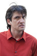 homme regardant droit devant haineux