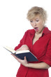 jeune femme surprise lisant un livre