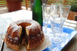Leckerer Marmorkuchen und Sektgläser Leckerer Marmorkuchen und Sektgläser