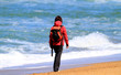 Photo: femme seule sur la plage femme seule sur la plage