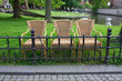 trois chaises sur une pelouse à Bruges