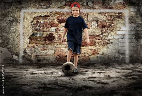 Foto: Football player and Grunge ball on the retro grunge background Football player and Grunge ball on the retro grunge background