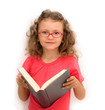 bimba che legge un libro
