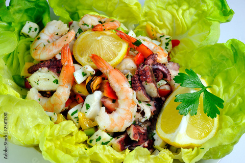 Foto: Meeresfrüchte auf Salatblättern Meeresfrüchte auf Salatblättern