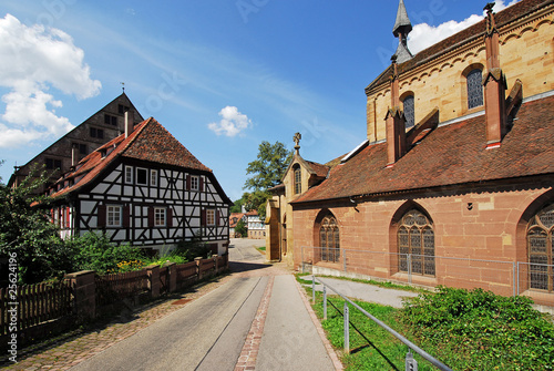 Foto: Kirche und Fachwerkhaus im Klosteranwesen Maulbronn Kirche und Fachwerkhaus im Klosteranwesen Maulbronn